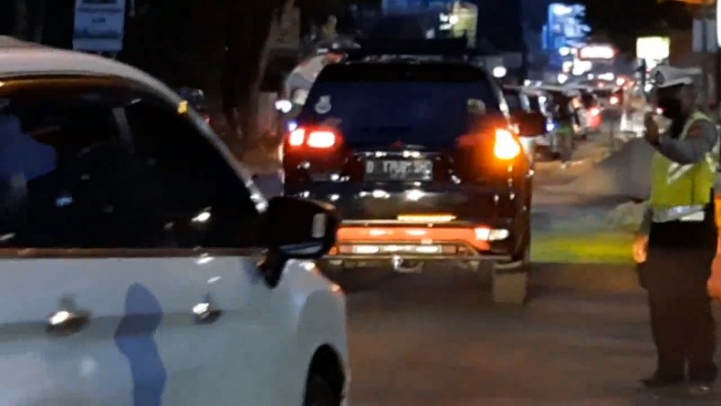 title Lembang KBB Macet sampai Malam, Polres Cimahi Terapkan 15 Kali One Way Lembang KBB Macet sampai Malam, Polres Cimahi Terapkan 15 Kali One Way