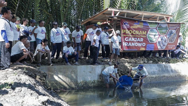 Atasi Paceklik, Relawan Ganjar Pranowo Bantu Benih Mujair ke Warga Pangandaran