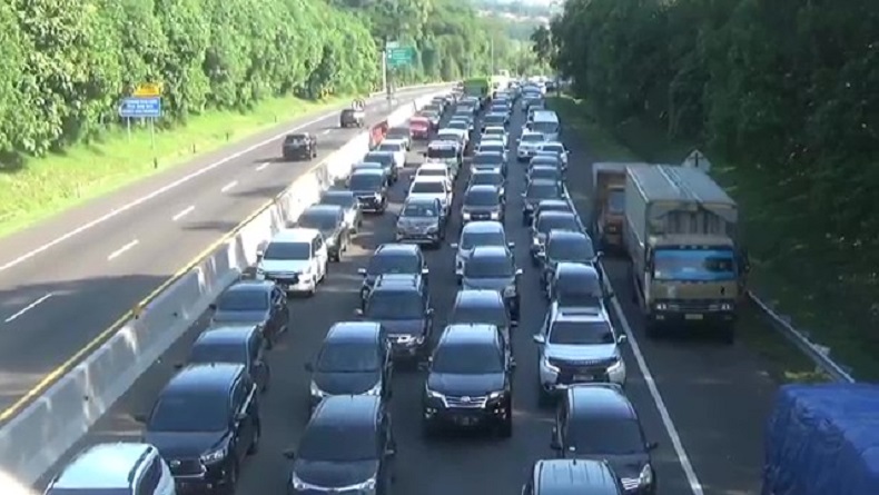 Tol Cipularang Macet Panjang, Ribuan Kendaraan Merayap Sesekali Berhenti