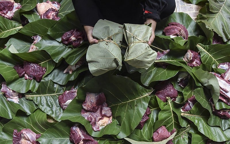 Ponpes Laskar Langit Gunakan Daun Jati Bungkus Daging Kurban - Bagian 1