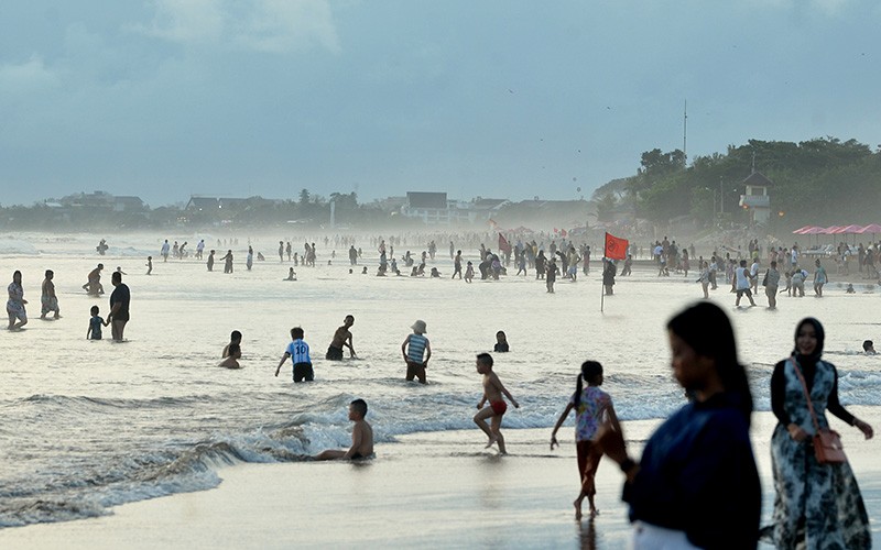 Pantai Double Six Seminyak Dipadati Wisatawan Menikmati Libur Panjang - Bagian 2