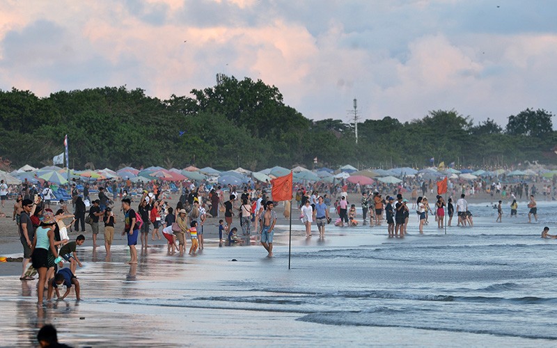 Pantai Double Six Seminyak Dipadati Wisatawan Menikmati Libur Panjang - Bagian 1