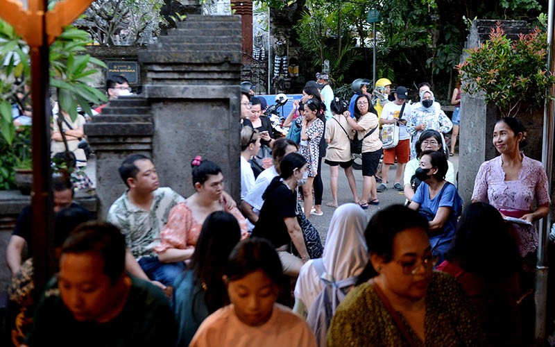 Antrean Panjang Turis Cicipi Masakan Restoran Legendaris Dunia Warung Mak Beng - Bagian 3