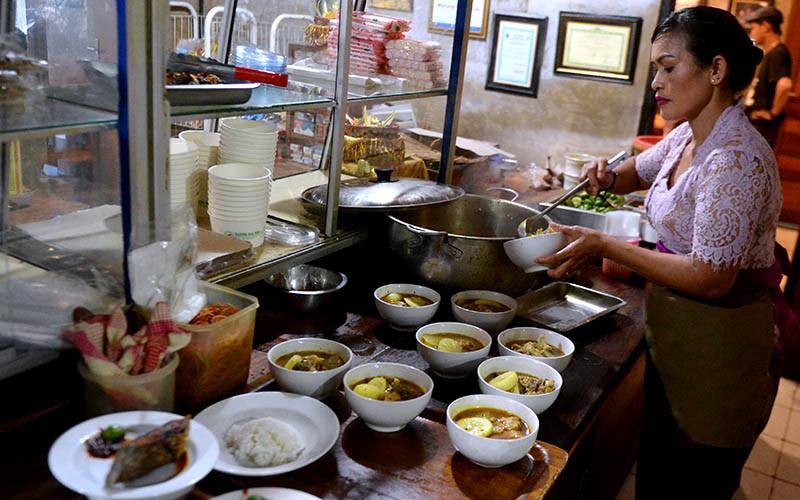 Antrean Panjang Turis Cicipi Masakan Restoran Legendaris Dunia Warung Mak Beng - Bagian 2