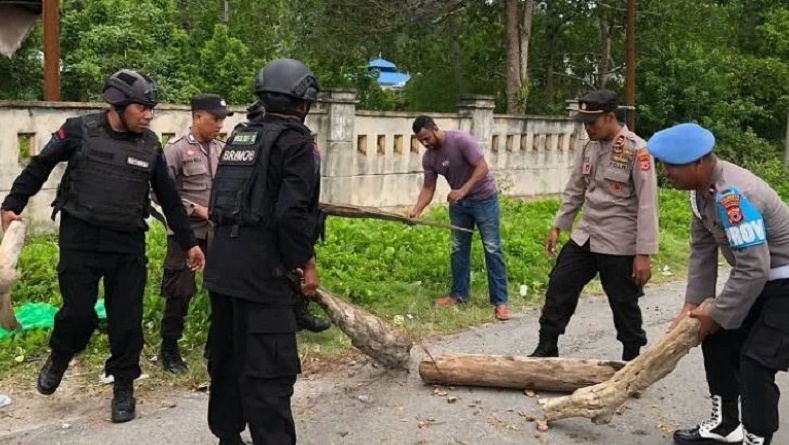 Sempat Diblokade usai Bentrok, Akses Jalan Wakal Dibuka Polisi dan Warga
