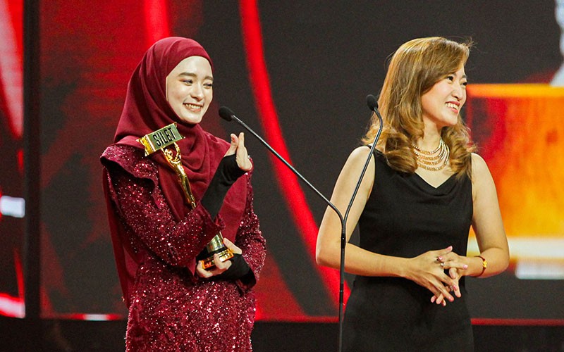 Ekspresi Inara Rusli Dapat Penghargaan Asmara Tersilet - Bagian 2