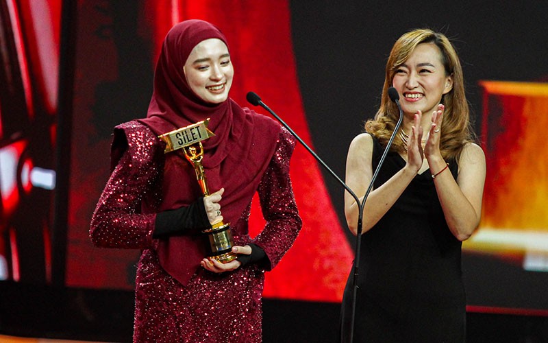 Ekspresi Inara Rusli Dapat Penghargaan Asmara Tersilet - Bagian 3