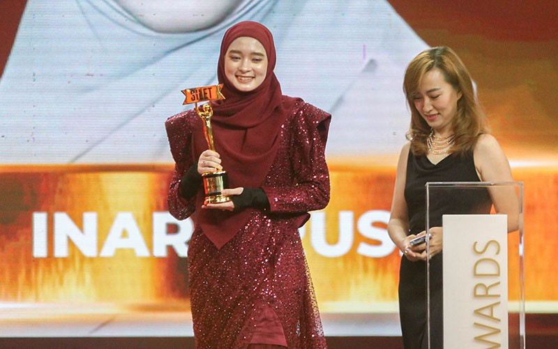Ekspresi Inara Rusli Dapat Penghargaan Asmara Tersilet - Bagian 1