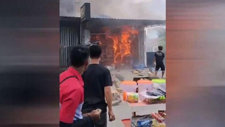 title Kebakaran di Kendari, Toko Kelontong Hangus Diduga karena Korsleting Listrik Kebakaran di Kendari, Toko Kelontong Hangus Diduga karena Korsleting Listrik