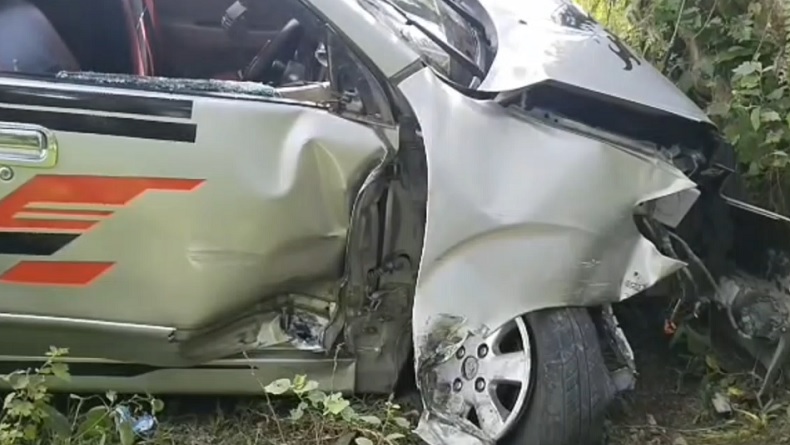 Tabrakan di Jalan Trans Sulawesi, 2 Avanza Rusak Parah