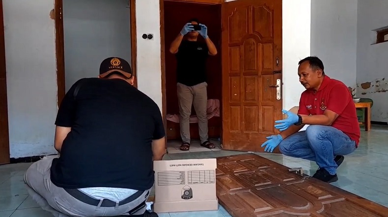 title Olah TKP Mayat Terbungkus Karpet, Polisi Datangi Rumah Kontrakan di Ponorogo Olah TKP Mayat Terbungkus Karpet, Polisi Datangi Rumah Kontrakan di Ponorogo