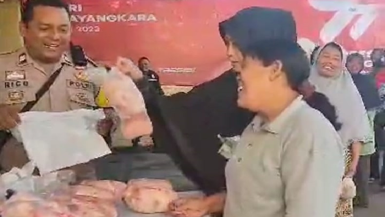 Ringankan Beban Masyarakat, Polres Cimahi Gelar Pasar Murah Ayam Potong di Batujajar