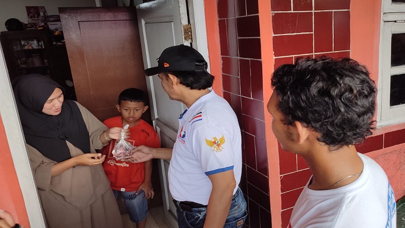 Partai Perindo Kota Sukabumi Bagikan Daging Kurban, Langsung Disate Warga Bersama Keluarga