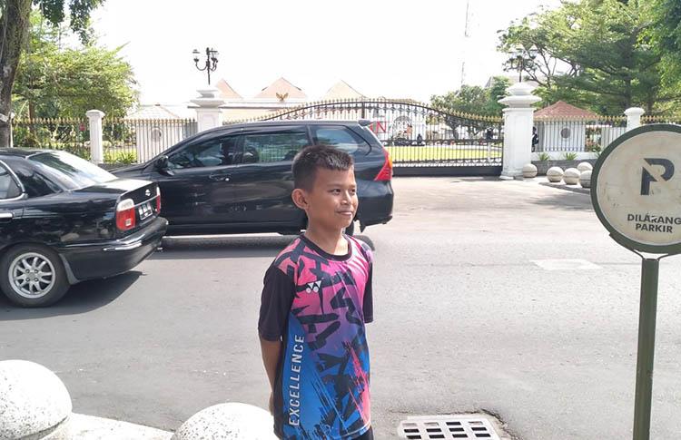 title Kisah Ramadhan, Pelajar SD di Jogja 2 Hari Tunggui Jokowi di Depan Gedung Agung  Kisah Ramadhan, Pelajar SD di Jogja 2 Hari Tunggui Jokowi di Depan Gedung Agung