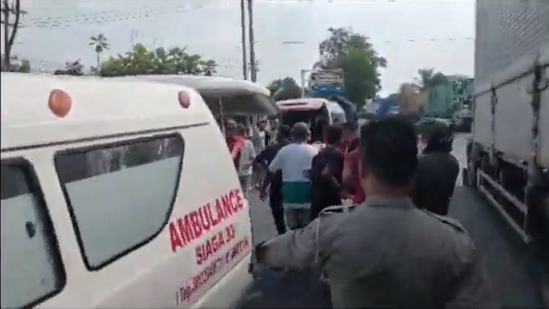 Bus Tabrakan dengan Truk Boks di Sidoarjo, Penumpang dan Sopir Terluka Dievakuasi ke RS