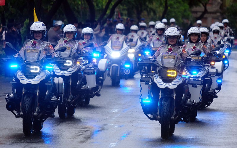 Parade Defile Anggota Polri Peringati Hari Bhayangkara ke-77 - Bagian 3