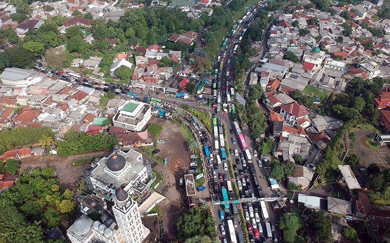 Pantauan dari Udara Kemacetan Panjang Menuju Kawasan Wisata Puncak - Bagian 2