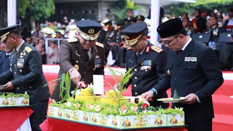 Momen Kapolda-Gubernur dan Kajati Jabar Potong Tumpeng HUT Bhayangkara di Gedung Sate Bandung