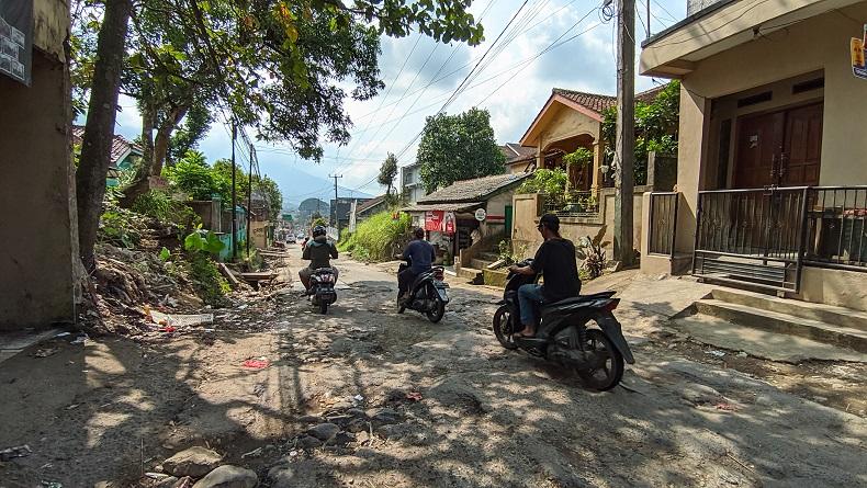 Jalan Koramil Sukabumi Rusak Parah, Dampak Dilintasi Kendaraan Proyek Tol Bocimi Seksi 2 