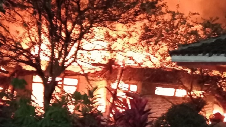 Rumah di Lembursitu Sukabumi Ludes Terbakar, Warga Panik Api Tiba-tiba Besar