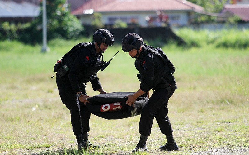 Tim Jibom Gegana Musnahkan 10 Botol Bom Ikan Rakitan dan Ranjau Aktif - Bagian 1