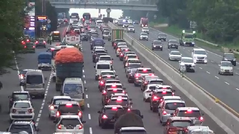 Arus Balik Libur Idul Adha, Kendaraan Antre di Tol Purbaleunyi Cimahi Km 125