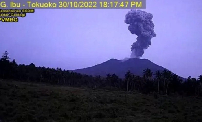 Gunung Ibu di Halmahera Utara Erupsi, Tinggi Kolom Letusan 1.925 Meter ke Arah Barat