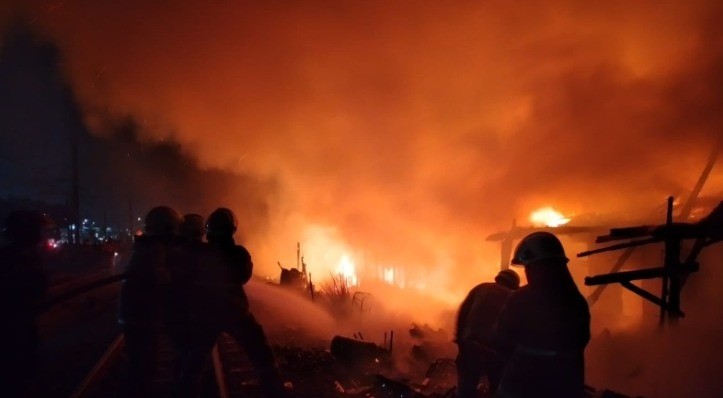 title 4 Rumah di Kota Kulon Garut Terbakar Hebat, 3 Orang Terluka 4 Rumah di Kota Kulon Garut Terbakar Hebat, 3 Orang Terluka