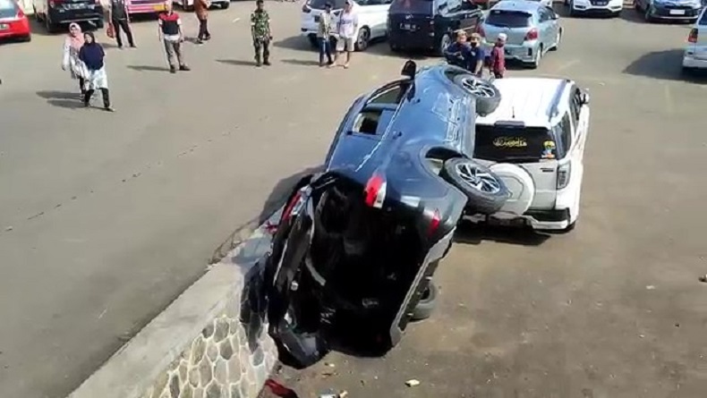 Kecelakaan di Sukabumi, Minibus Terjun Bebas lalu Timpa Kendaraan Lain 2 Luka-luka 