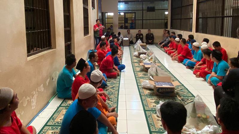 title Indahnya Berbagi, Personel Dittahti Polda Jateng Makan Bersama Tahanan di Balik Jeruji Besi Indahnya Berbagi, Personel Dittahti Polda Jateng Makan Bersama Tahanan di Balik Jeruji Besi