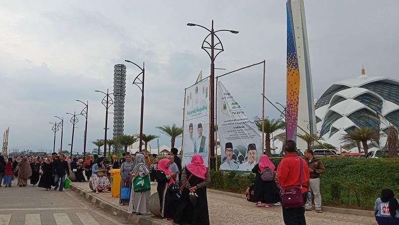 Manfaatkan Akhir Cuti Bersama, Ribuan Jemaah Serbu Masjid Al Jabbar Bandung