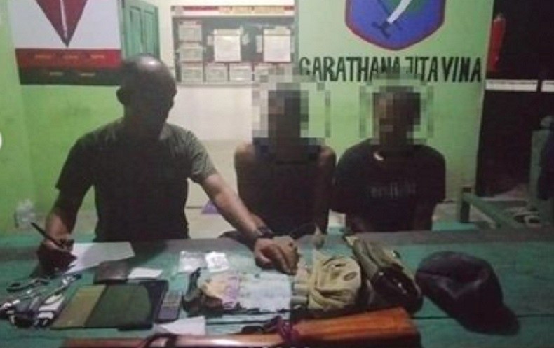 TNI Tangkap 2 Warga Terobos Jalur Tikus Perbatasan RI-Malaysia, Bawa Sabu dan Senpi