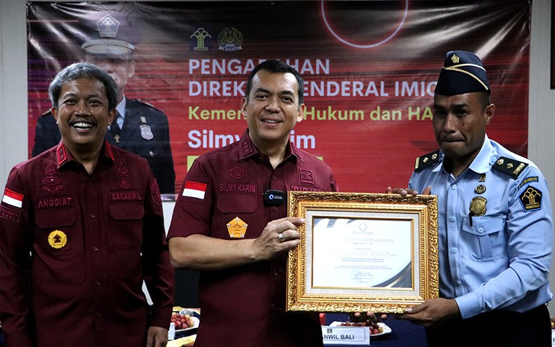 Tangkap Buronan Interpol WN Kanada, 16 Petugas Imigrasi Dapat Penghargaan - Bagian 2