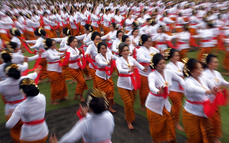 2.500 Umat Hindu Bali Tampilkan Tarian Sakral Rejang Giri Putri - Bagian 2