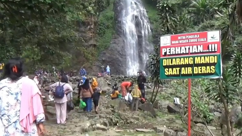 Keindahan Curug Cijalu di Tengah Hutan Pinus Serang Panjang Subang