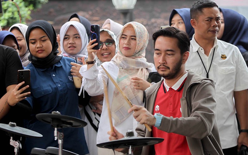 Diselingkuhi Syahnaz Sadiqah, Jeje Govinda jadi Incaran Ibu-Ibu Selfie - Bagian 1