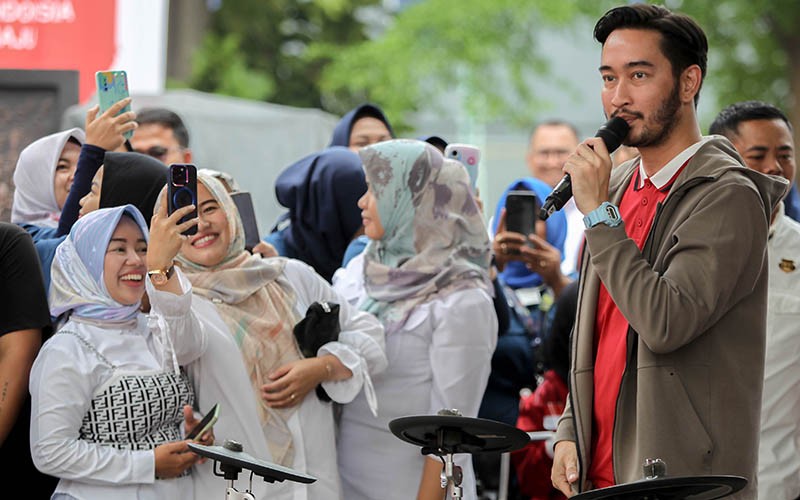 Diselingkuhi Syahnaz Sadiqah, Jeje Govinda jadi Incaran Ibu-Ibu Selfie - Bagian 2