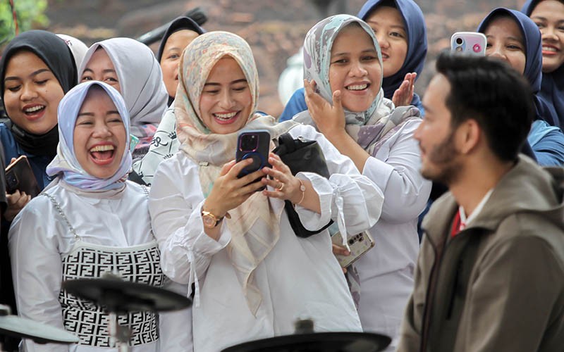 Diselingkuhi Syahnaz Sadiqah, Jeje Govinda jadi Incaran Ibu-Ibu Selfie - Bagian 3