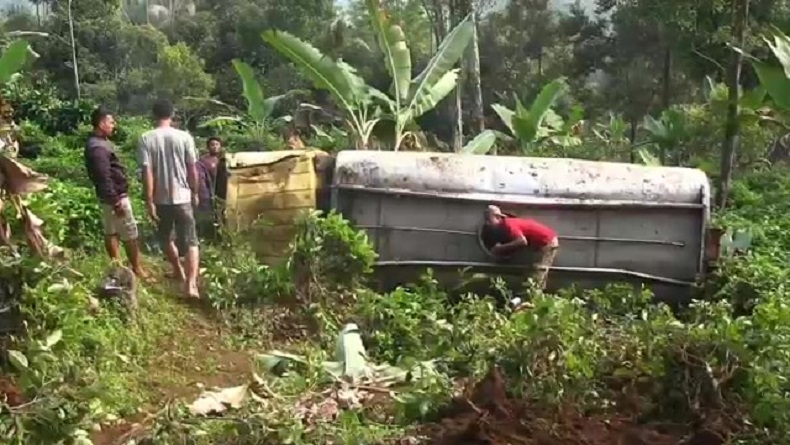 Kecelakaan di Purwakarta Hari Ini, Truk Tangki Terjun ke Jurang 50 Meter Hebohkan Warga