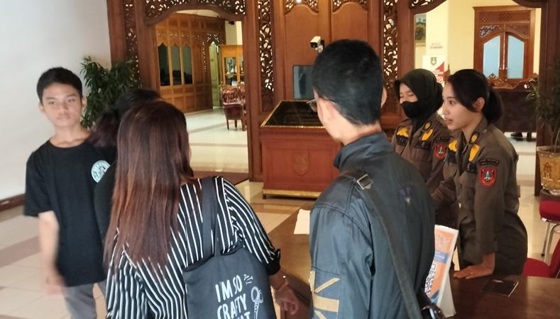 title Temukan Keanehan Sistem PPDB Online, Keluarga Siswa di Solo Ini Protes ke Balai Kota Temukan Keanehan Sistem PPDB Online, Keluarga Siswa di Solo Ini Protes ke Balai Kota