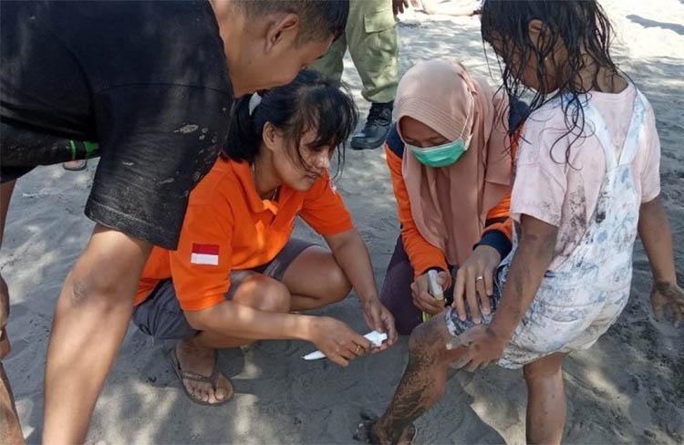 Ubur-Ubur Dikira Mainan, Banyak Anak Tersengat di Pantai Parangtritis