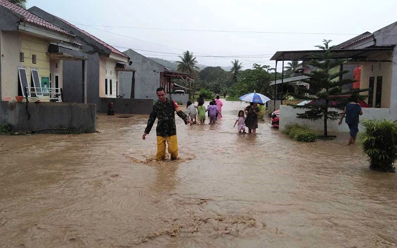 Banjir Rendam 3 Kecamatan di Kolaka Sulawesi Tenggara - Bagian 2
