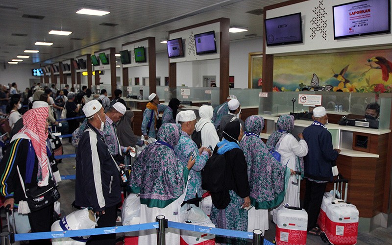Jemaah Haji Sujud Syukur saat Tiba di Tanah Air - Bagian 2