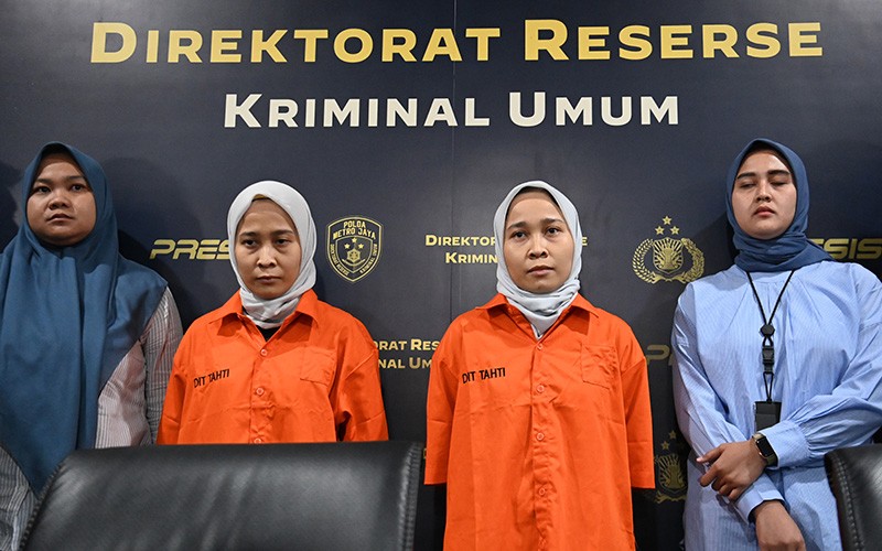 Ekspresi Si Kembar Penipu Rihana dan Rihani Pakai Baju Tahanan Polda Metro Jaya - Bagian 3