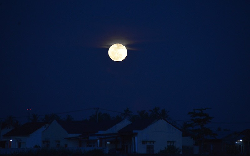Penampakan Fenomena Supermoon di Langit Banda Aceh - Bagian 1