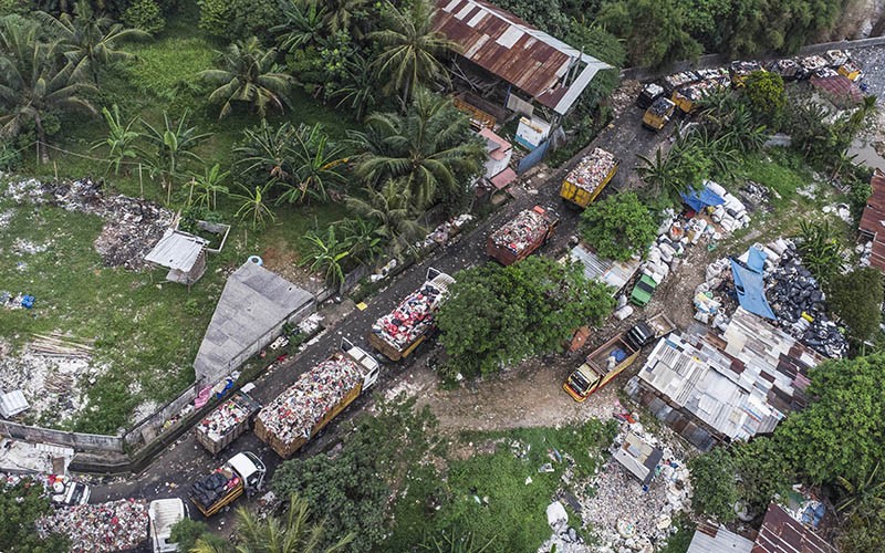 Antrean Panjang Truk Sampah Imbas TPA Cipayung Kelebihan Kapasitas - Bagian 1