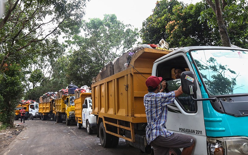 Antrean Panjang Truk Sampah Imbas TPA Cipayung Kelebihan Kapasitas - Bagian 2