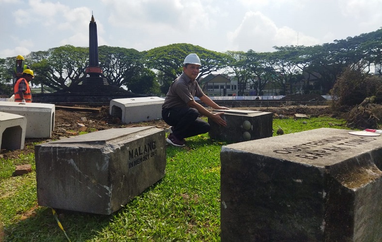 title 3 Batu Misterius Ditemukan saat Revitalisasi Bundaran Tugu Malang, Ini Faktanya 3 Batu Misterius Ditemukan saat Revitalisasi Bundaran Tugu Malang, Ini Faktanya