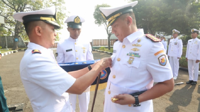 Letkol Laut Robby Edevaldo Resmi Jabat Komandan KRI Teluk Kupang-519