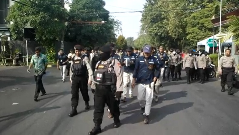 100 Polisi Dikerahkan Amankan Eksekusi Kafe di Surabaya